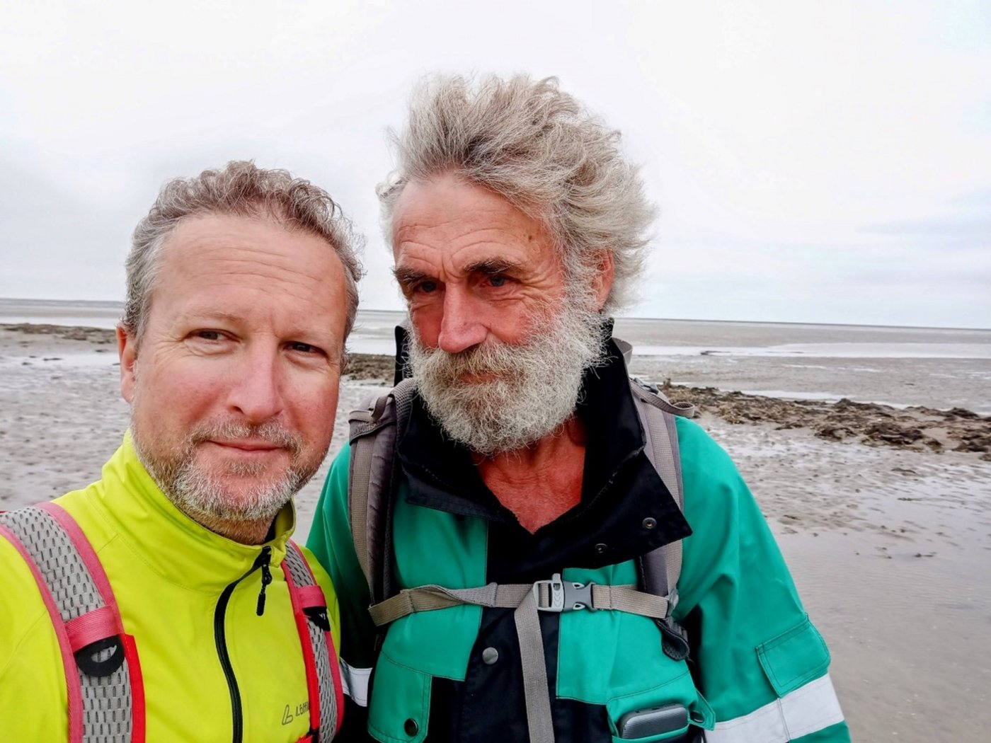 Chefreporter Ulrich Halasz mit einzigen Wattpostboten Deutschlands, Knud Knudsen