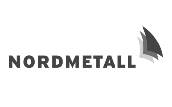 Logo von Nordmetall in Graustufen mit 3 stilisierten leicht gebogenen Flächen.