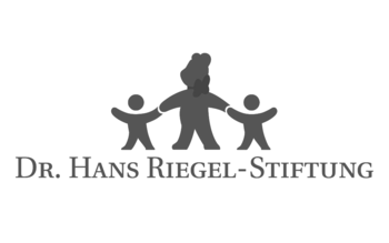 Graustufiges Logo der Dr. Hans Riegel Stiftung mit stilisiertem Gummibärchen und zwei Kindern.