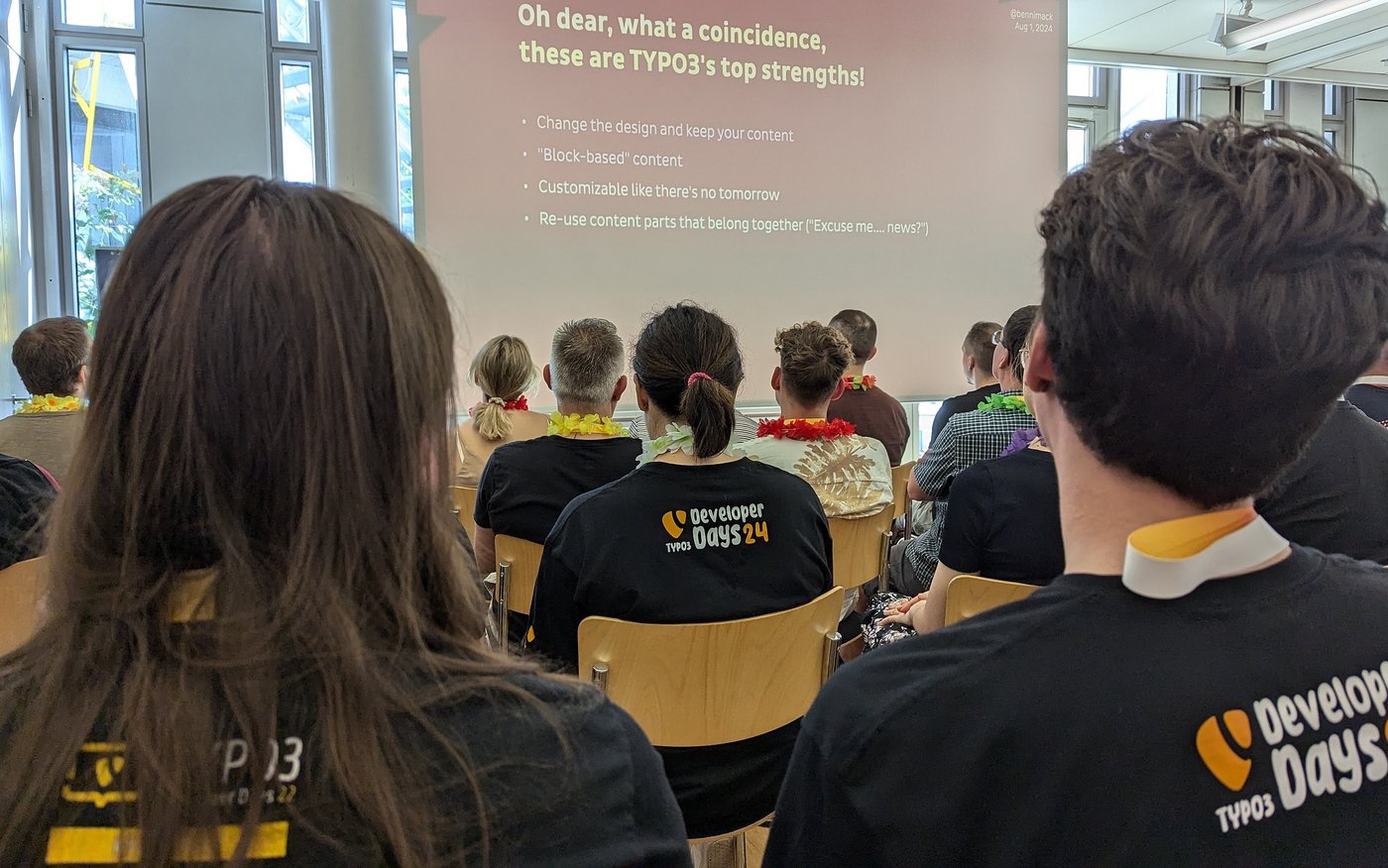 Zwei Programmierer der IW Medien lauschen gespannt einem Vortrag auf den TYPO3 Developer Days 2024