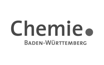 Schriftlog der Chemie Baden-Württemberg in Graustufen mit akzentuierendem Punkt.