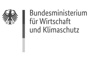 Logo des Bundesministeriums für Wirtschaft und Klimaschutz in Graustufen und mit Bundesadler.