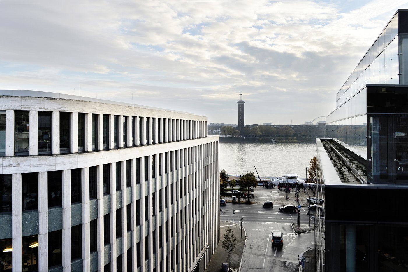 Ansicht des Gebäudes des IW. Der Blick geht in Richtung Deutz, so das der Rhein und der Messeturm zu sehen sind.